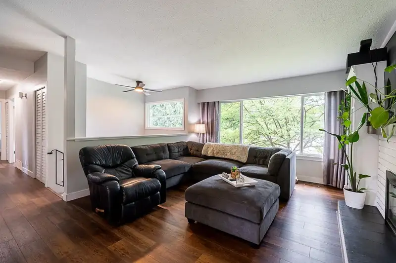 20581 42 AVENUE - photo 4 of 39