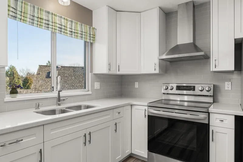 1480 VIEW CRESCENT - photo 2 of 25