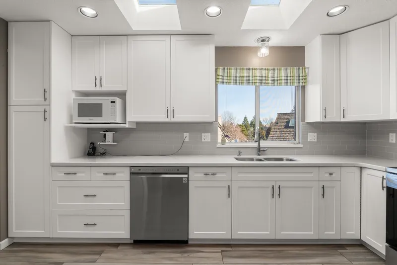 1480 VIEW CRESCENT - photo 3 of 25