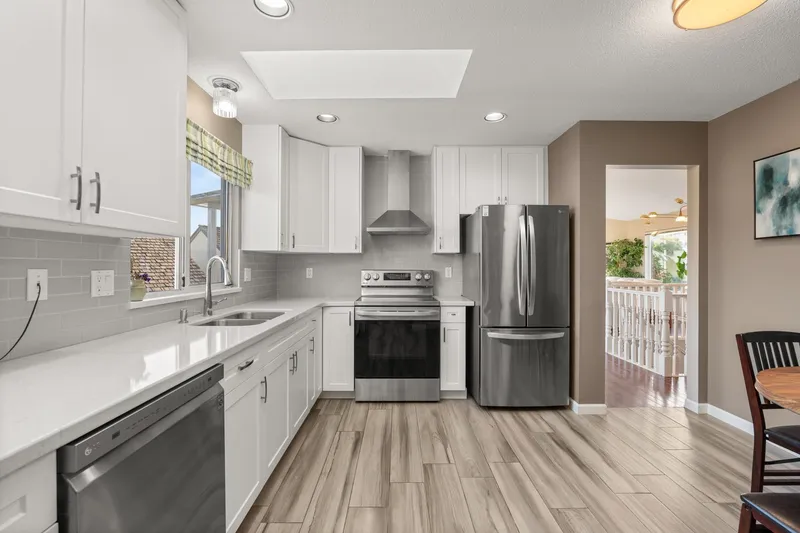 1480 VIEW CRESCENT - photo 4 of 25