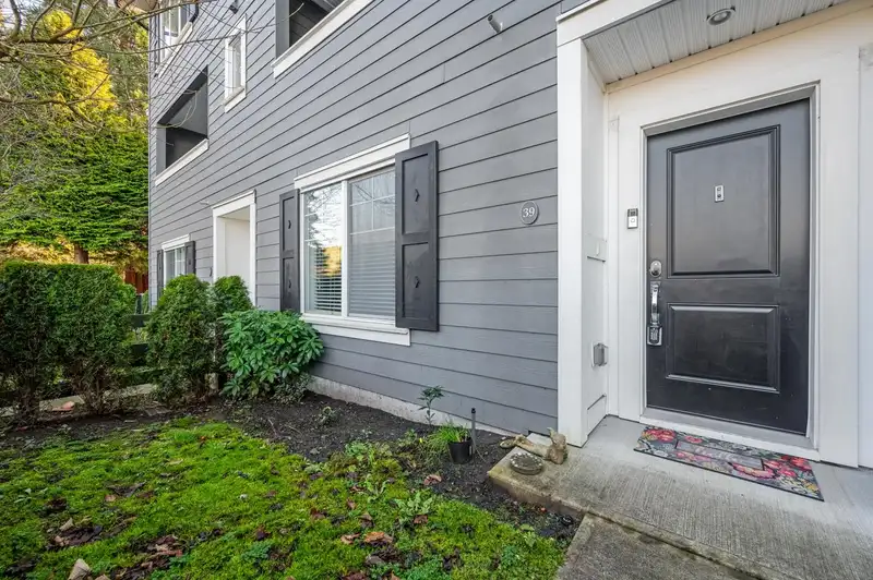 39 16337 15TH AVENUE - photo 3 of 33