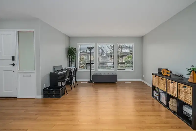 3630 NANAIMO CRESCENT - photo 4 of 32
