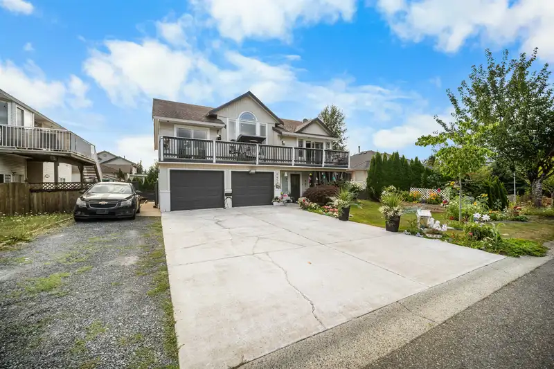 8459 DOERKSEN DRIVE - photo 3 of 40