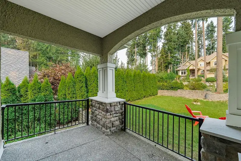 1052 RAVENSWOOD DRIVE - photo 4 of 40