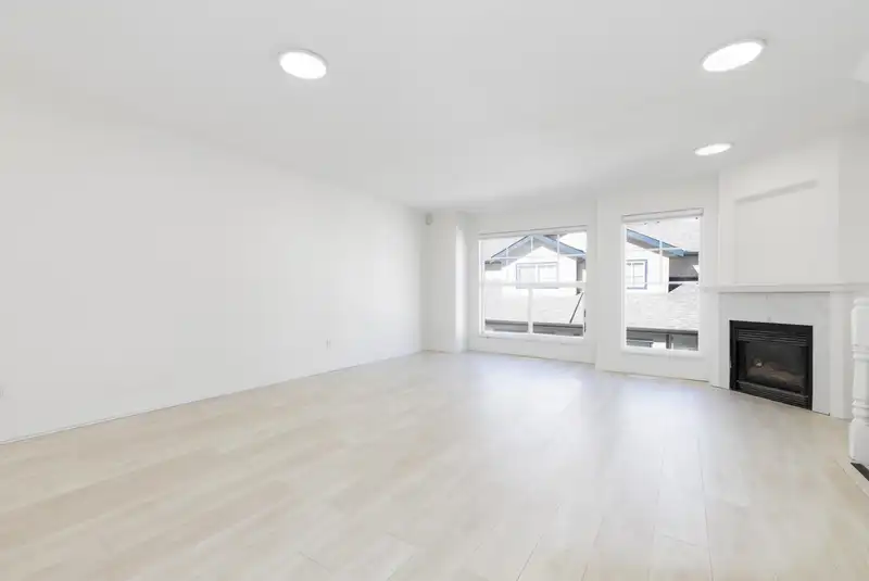 203 9118 149 STREET - photo 2 of 23