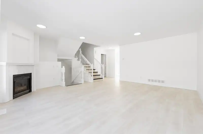 203 9118 149 STREET - photo 4 of 23