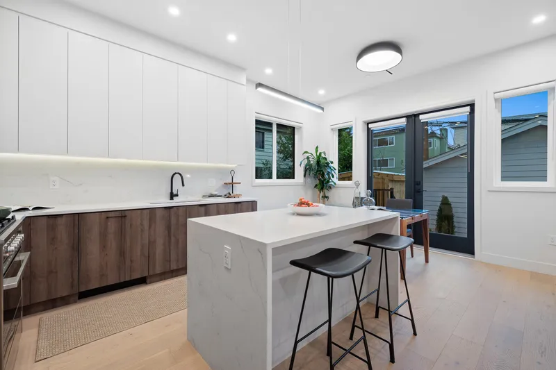 919 E 10TH AVENUE - photo 3 of 25