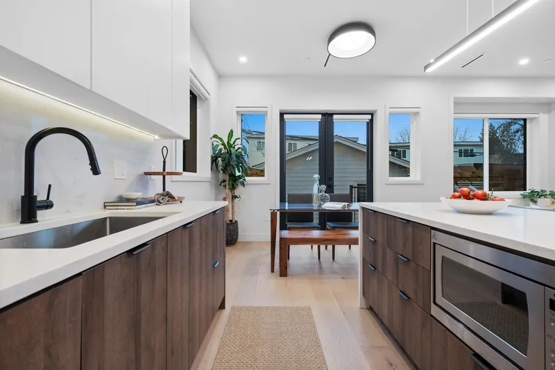 919 E 10TH AVENUE - photo 4 of 25