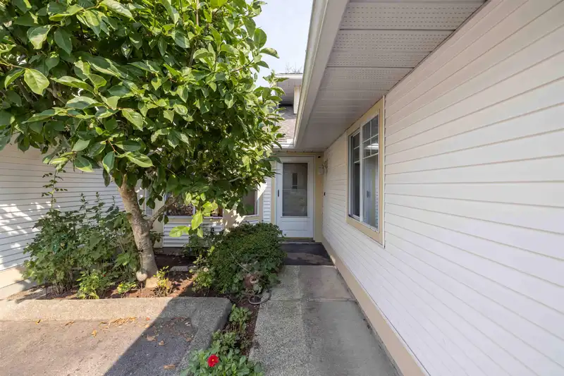 95 8737 212TH STREET - photo 3 of 36