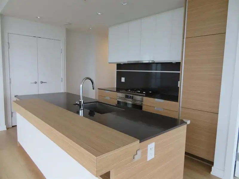 1603 4688 KINGSWAY - photo 2 of 15