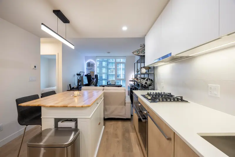 1205 318 ALDERSON AVENUE - photo 3 of 19