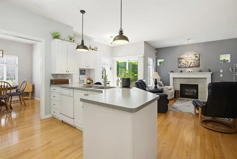 146 33751 7 AVENUE - photo 2 of 40