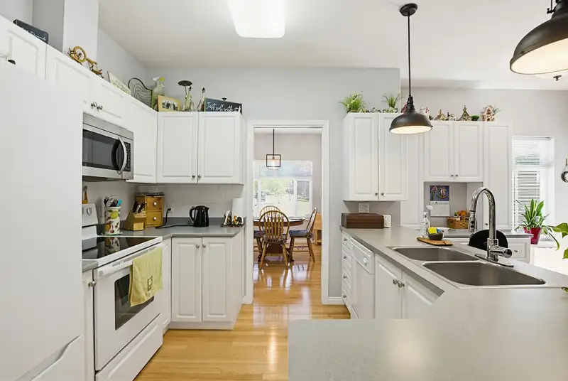 146 33751 7 AVENUE - photo 3 of 40