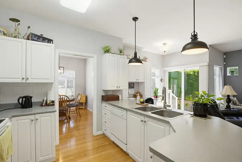 146 33751 7 AVENUE - photo 4 of 40