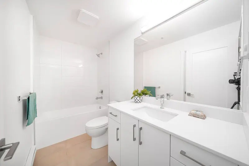 301 6338 KING GEORGE BOULEVARD - photo 3 of 5