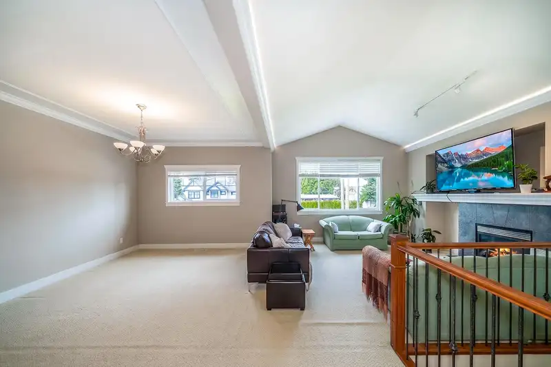 735 SCHOOLHOUSE STREET - photo 3 of 37
