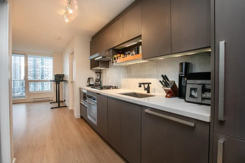 1805 13696 100 AVENUE - photo 2 of 25