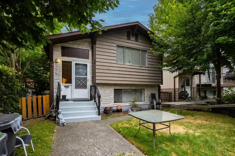 2351 HAWTHORNE AVENUE - photo 2 of 23
