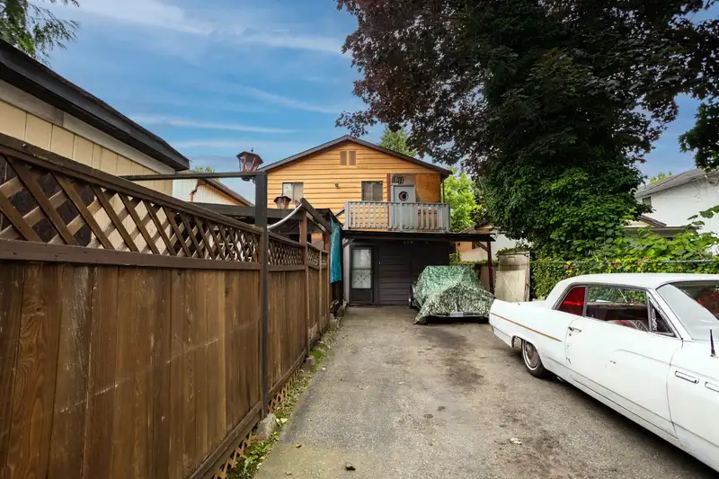 2351 HAWTHORNE AVENUE - photo 4 of 23