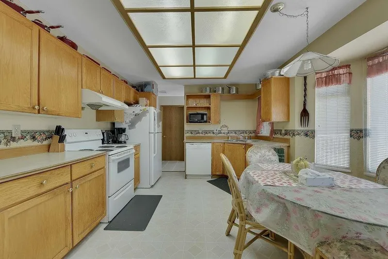 204 7156 121 STREET - photo 4 of 25