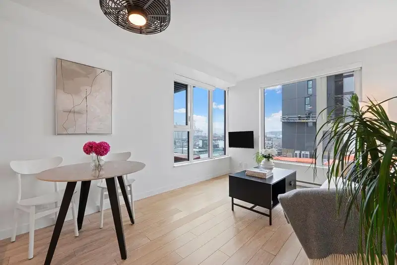 303 983 E HASTINGS STREET - photo 4 of 37