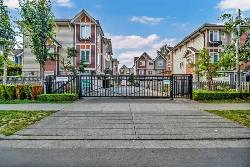 16 14338 103 AVENUE - photo 2 of 35