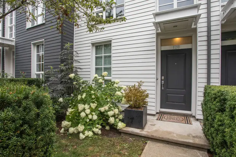 128 528 FOSTER AVENUE - photo 4 of 40