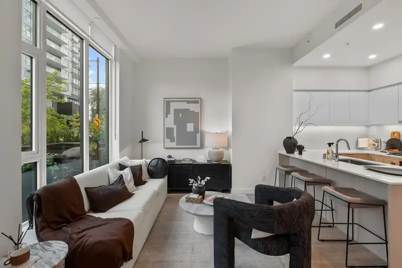 103 318 ALDERSON AVENUE - photo 4 of 31