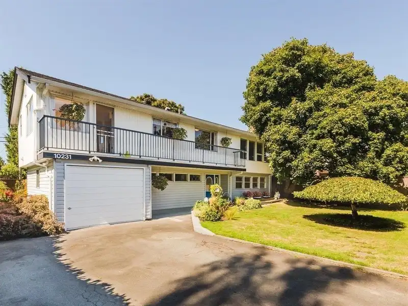 10231 AINTREE CRESCENT - photo 3 of 5