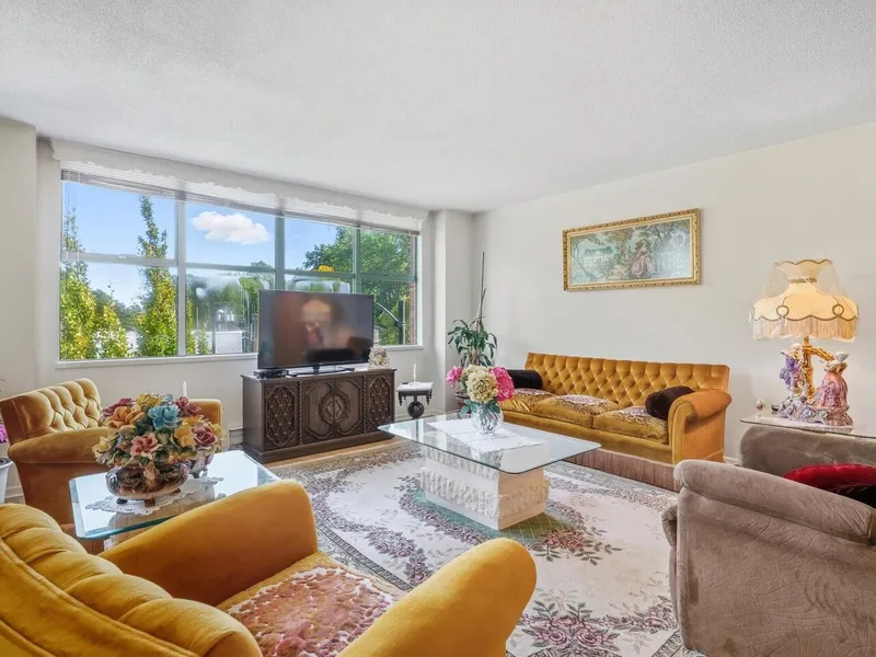 412 518 W 14TH AVENUE - photo 3 of 25