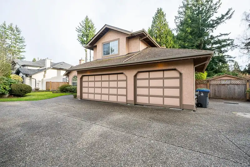 13830 20 AVENUE - photo 3 of 39