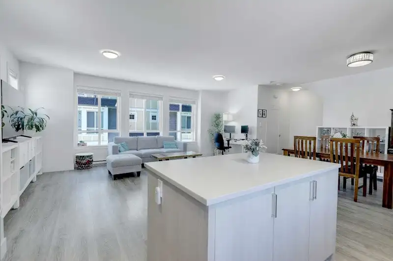 77 9718 161A STREET - photo 4 of 37