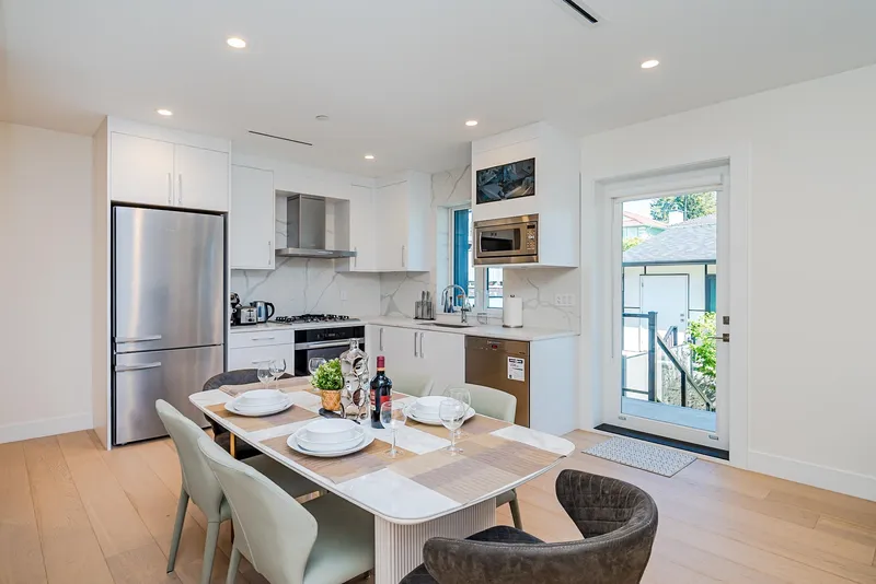 1 8182 CARTIER STREET - photo 4 of 25