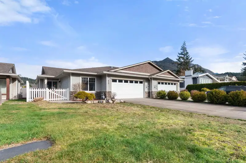 1 425 STUART STREET - photo 2 of 34
