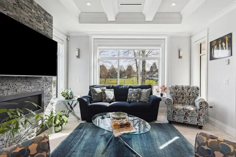795 E 39TH AVENUE - photo 4 of 33