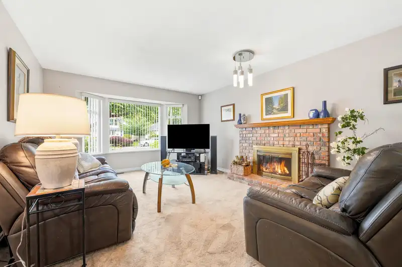15429 95TH AVENUE - photo 3 of 32