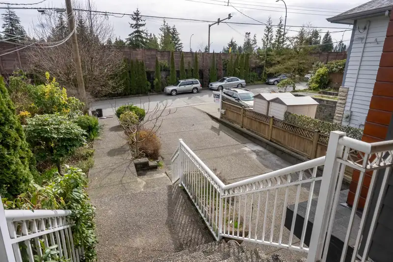 552 W 25TH STREET - photo 3 of 39