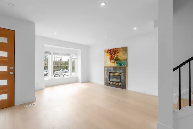 552 W 25TH STREET - photo 4 of 39