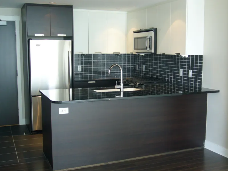 2506 2968 GLEN DRIVE - photo 3 of 23