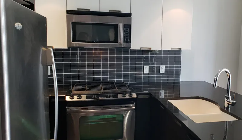 2506 2968 GLEN DRIVE - photo 4 of 23