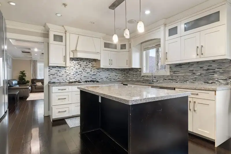 8363 VICTORIA DRIVE - photo 3 of 18