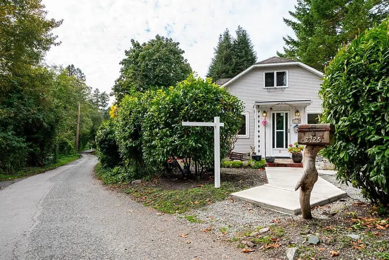 2725 GORDON AVENUE - photo 1 of 25