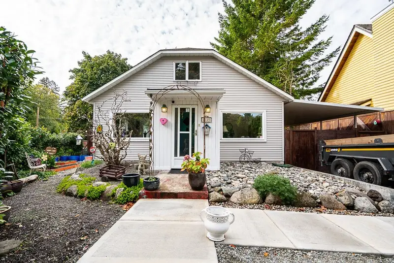 2725 GORDON AVENUE - photo 2 of 25