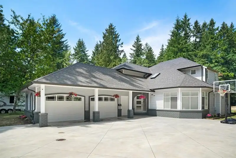 21083 42 AVENUE - photo 3 of 13