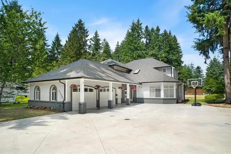 21083 42 AVENUE - photo 4 of 13