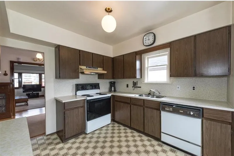 7935 HUDSON STREET - photo 3 of 11