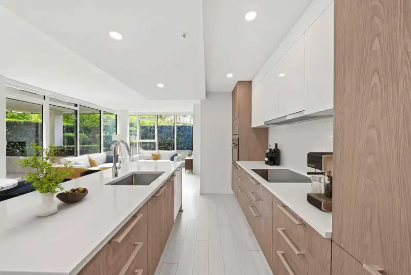 310 285 E 10TH AVENUE - photo 1 of 28