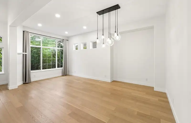 122 CHESTNUT COURT - photo 4 of 34