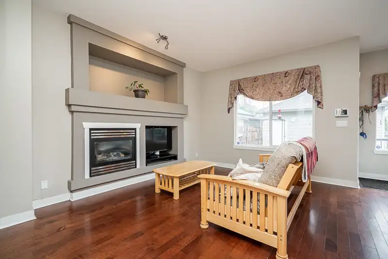 16770 63 AVENUE - photo 4 of 27