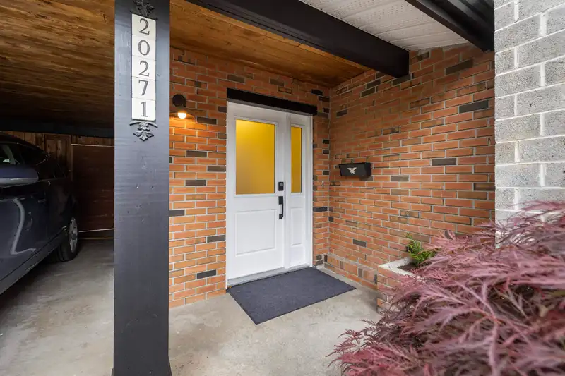 20271 47A AVENUE - photo 3 of 40